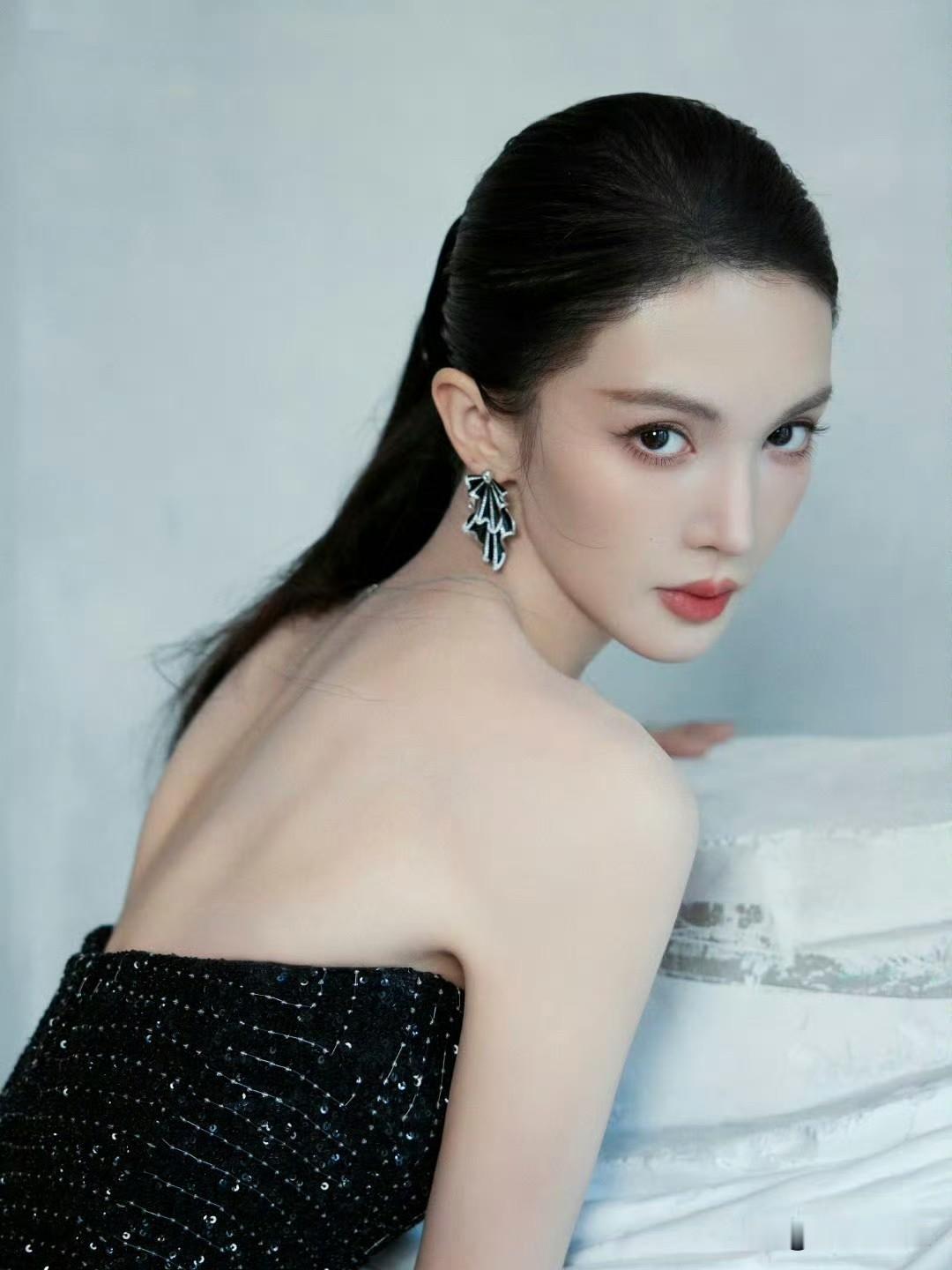 金晨这个回答大概意思就是车是她开的助理擅自作主顶包的钱是她赔的没有骗保