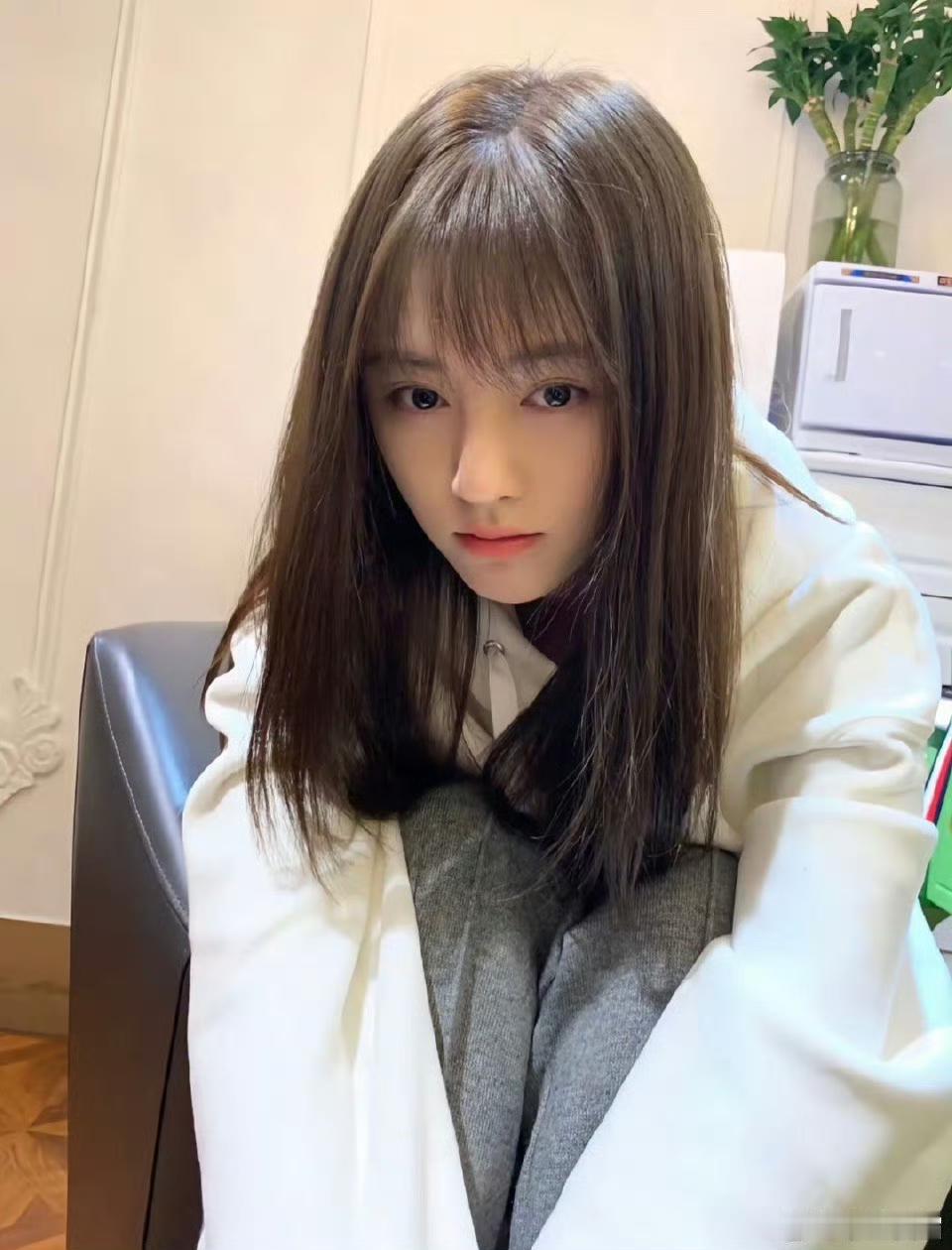 要说邬靖靖和鞠婧祎谁更漂亮，这还真不好评判，毕竟各花入各眼。鞠婧祎有“四千年美