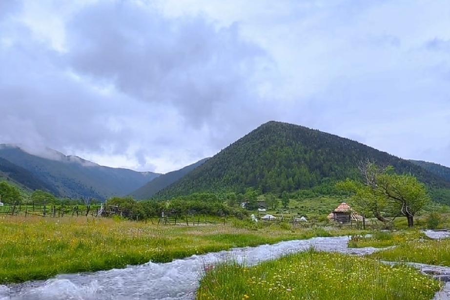 男人深爱一个女人，为什么能忍住不联系？他不是不想联系你，他也想联系你，发消息