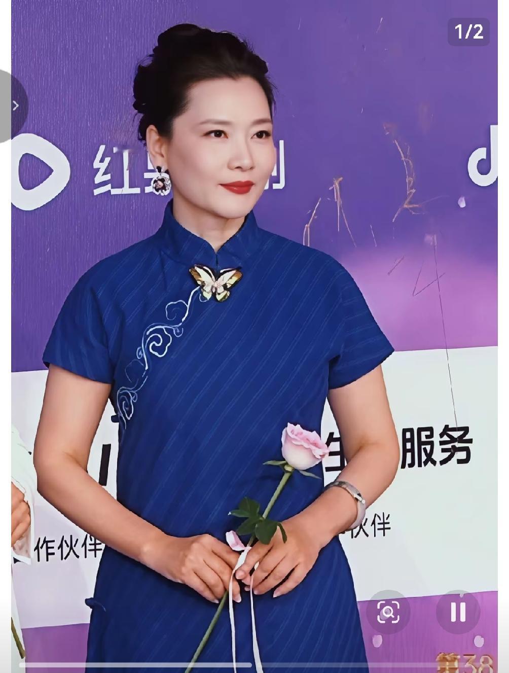 演员里最会穿衣服只有何赛飞只有他莫属，从来上境不穿奇异服装，这身旗袍穿出来太美了