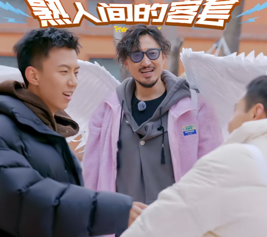 徐志胜和付航，两位从脱口秀比赛走出来的明星，共同录制综艺《周五晚高疯》，另一位嘉