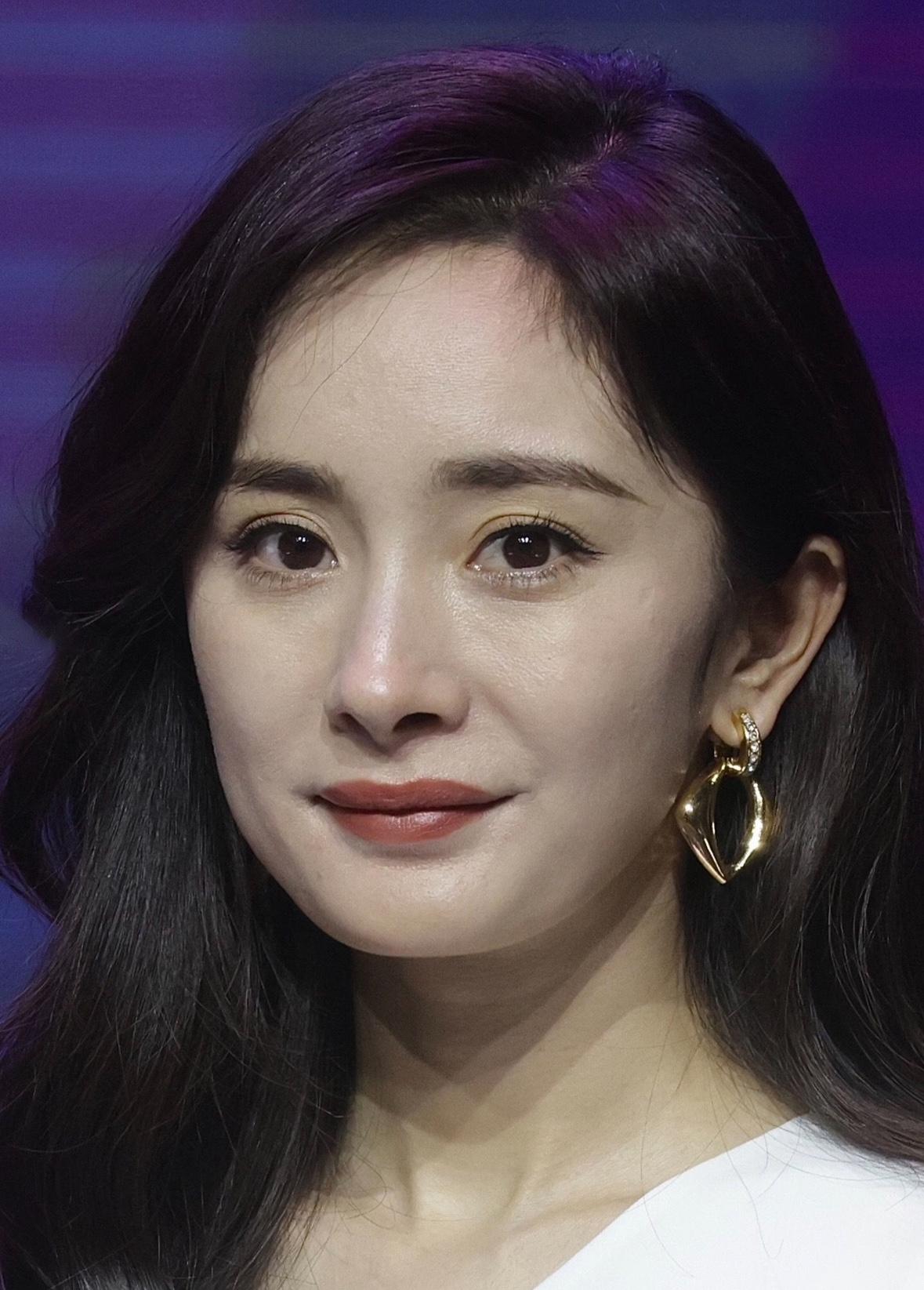 杨幂这次很低调杨幂没有像周琛那样捐了100万港元，没像谢霆锋捐500万港元，