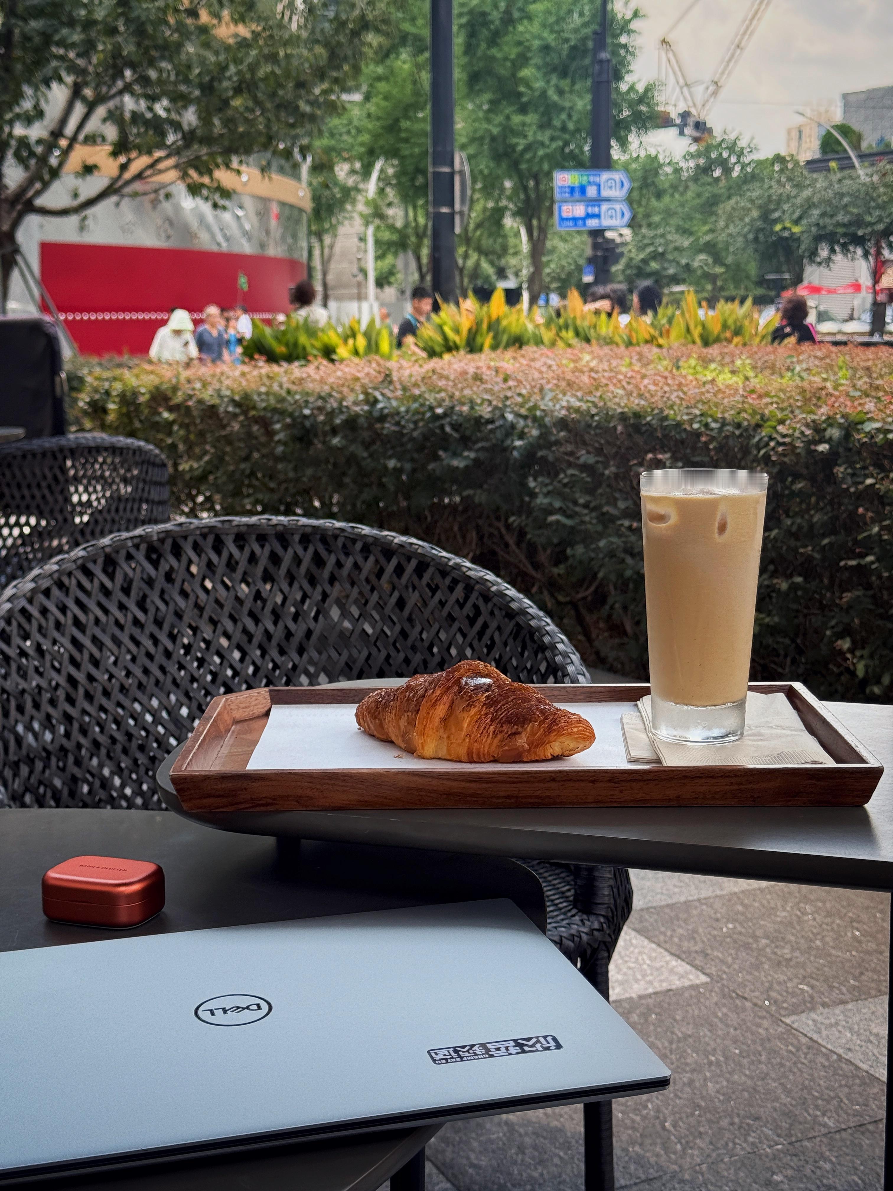 最近早上画风都差不多，一杯咖啡☕️，一块面包🥖，一台电脑💻，一副耳机🎧。我