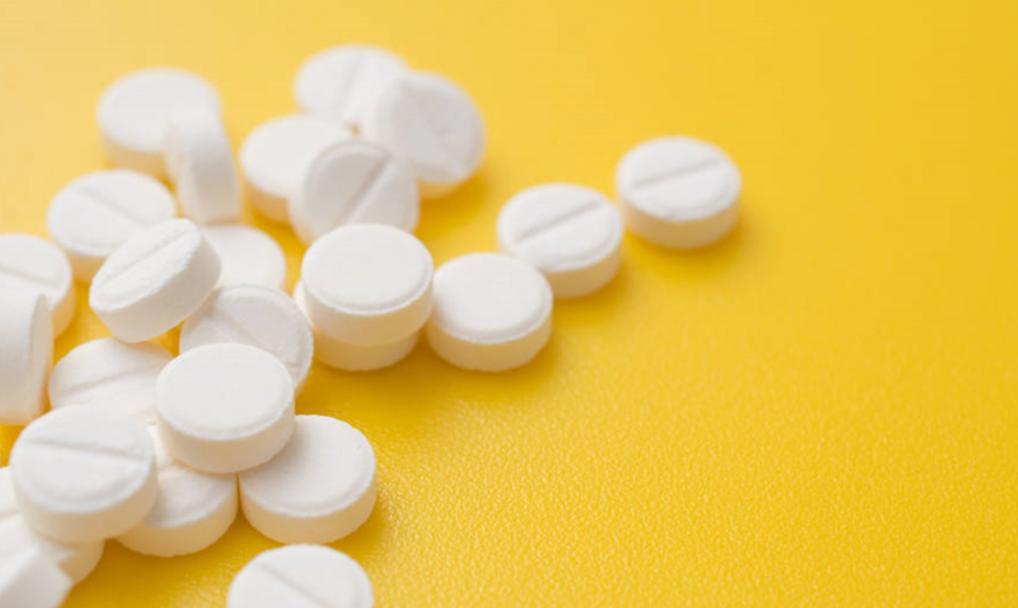 阿司匹林老药新用？中医：配这个食材，清血管效果翻倍小区晨练的长椅上，总能听见长