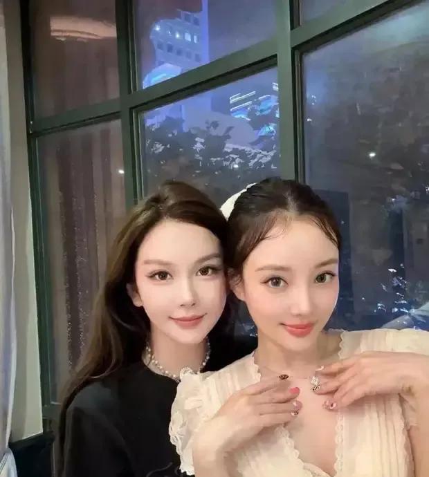李小璐跟闺蜜聚会生活滋润姐妹贴贴气氛温馨。李小璐和闺蜜长的好美。李小璐腿又细又