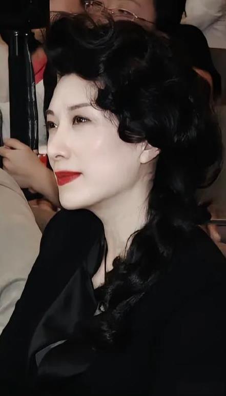 有人说，她比朱琳还漂亮？看看她是否名副其实！每当她出现在荧幕上，观众都会由衷的