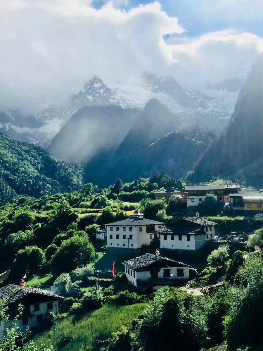 天堂·雨崩，是一个让你眼睛在天堂，身体在地狱的人间胜境、旷世桃源！