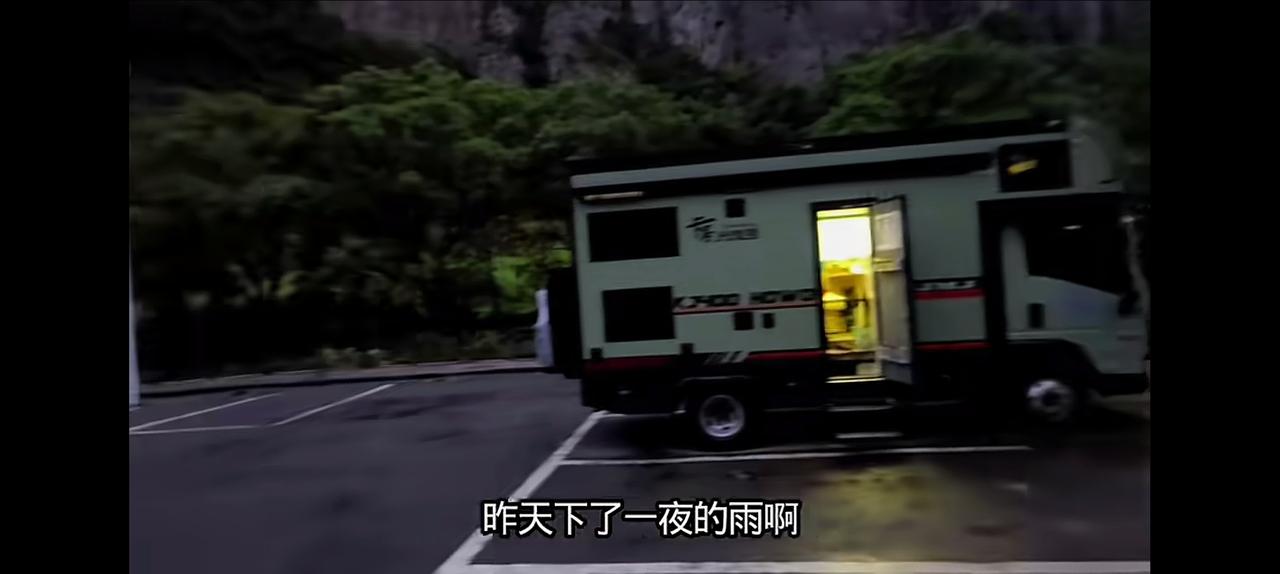 以前看到这位老哥，总是带着帐篷，露营外面。好久不见，竟然开上房车了。你还别说，