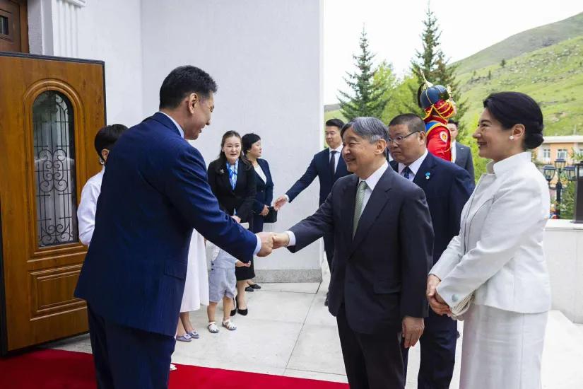 日本天皇德仁结束了对蒙古国的国事访问，蒙古国总统呼日勒苏赫在大天口国宾馆送行了日