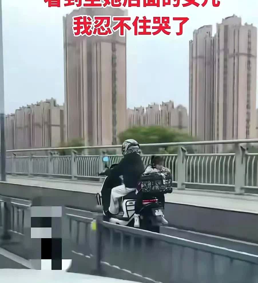 你见过最扎心的瞬间是什么？离婚男子雨天接继子，却撞见前妻骑电车接闺女，孩