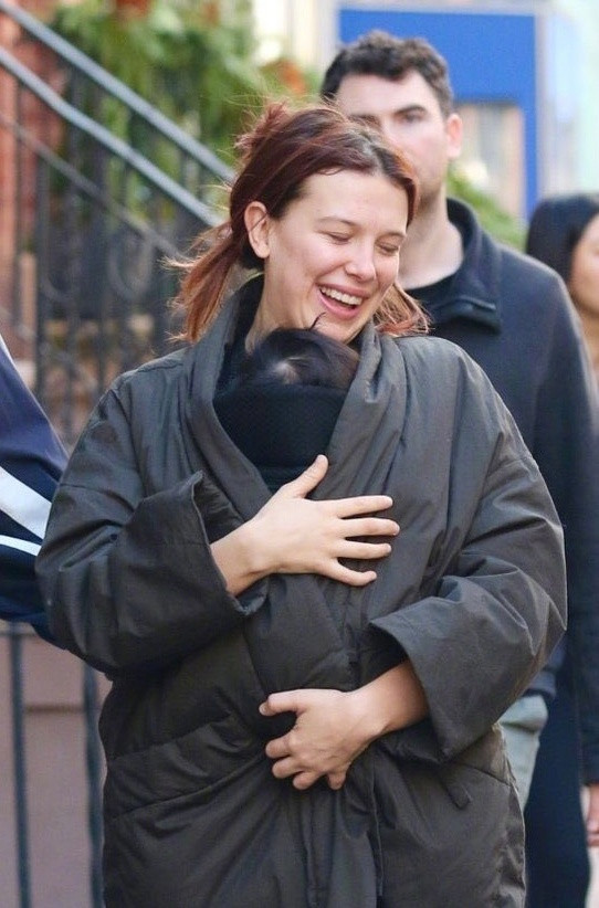 小11抱女儿出街“小11”米莉·波比·布朗怀里抱着女儿，与丈夫JakeBon