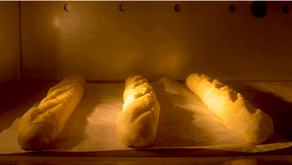 【面包店的香味可能是假的】刚出炉的面包的确自带浓烈香气，这源于面包烘焙过程中发生