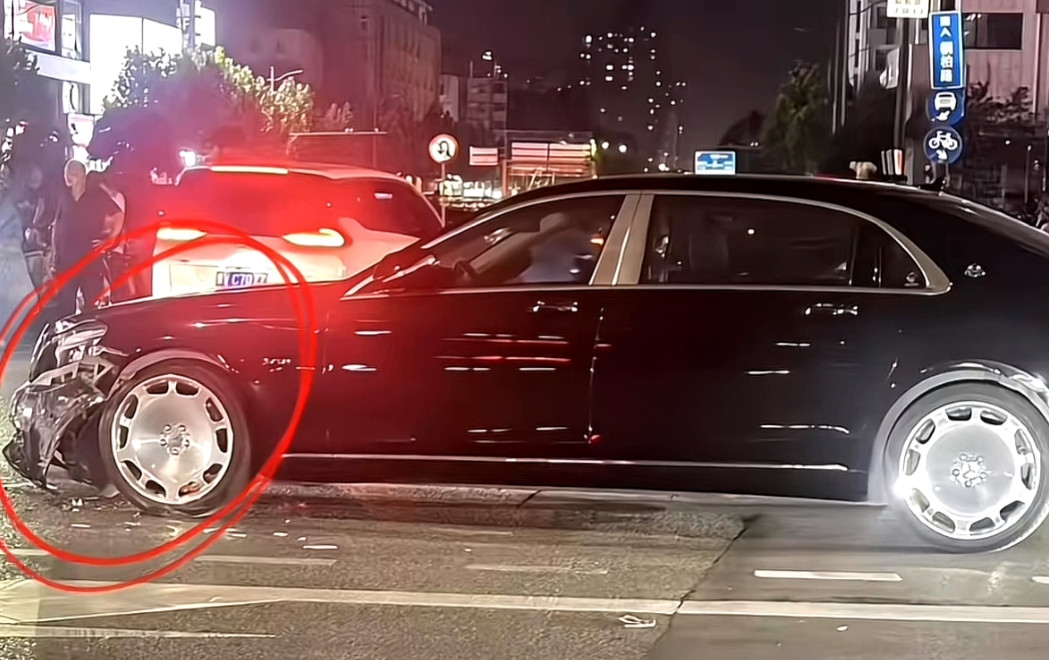 郑州那开小米su7的女车主，撞了迈巴赫和十多辆车及电动车，闯下大祸。下车后她却淡