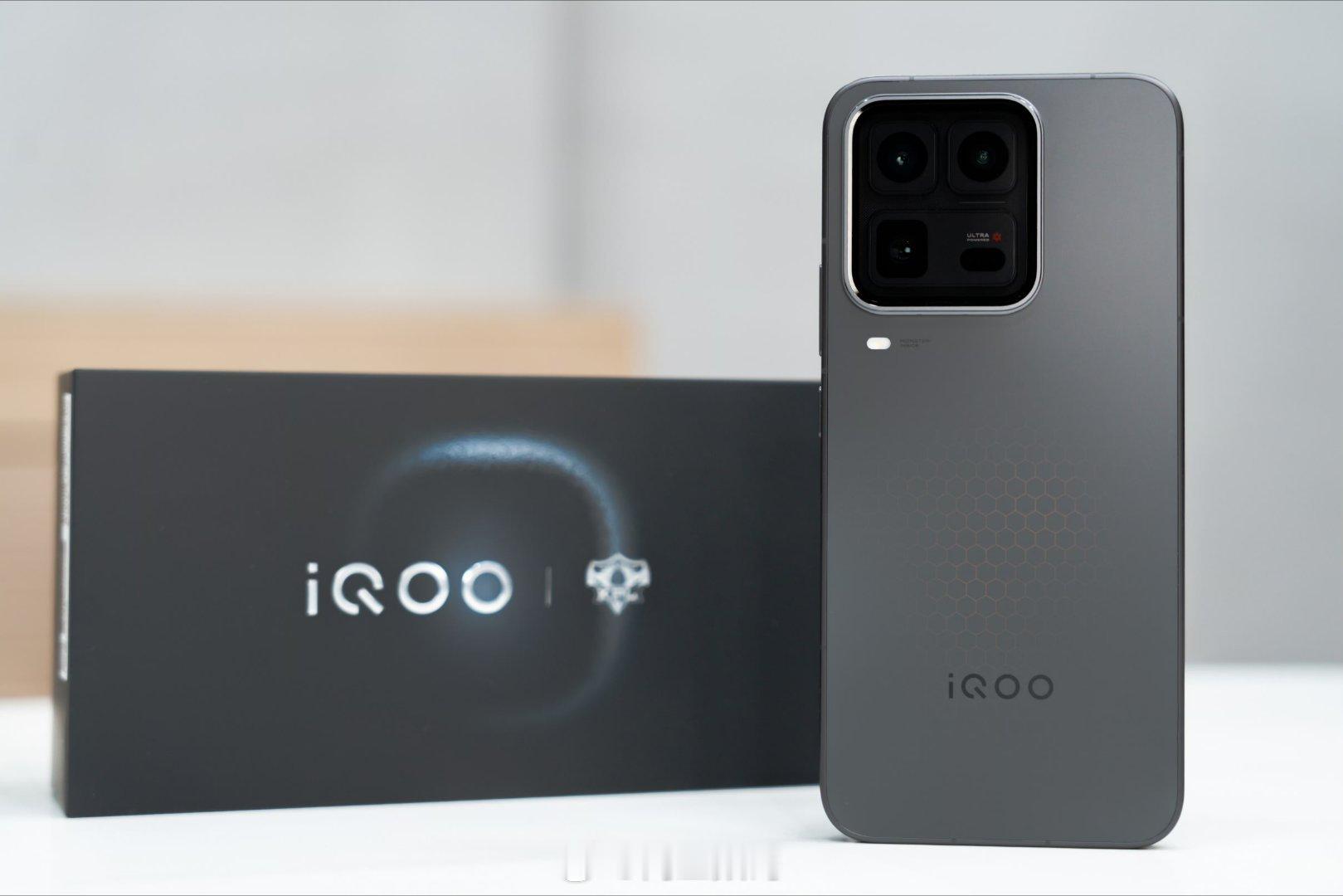 iQOO15Ultra2077流光橙和2049寒光蓝两款配色，后盖磨砂材质不