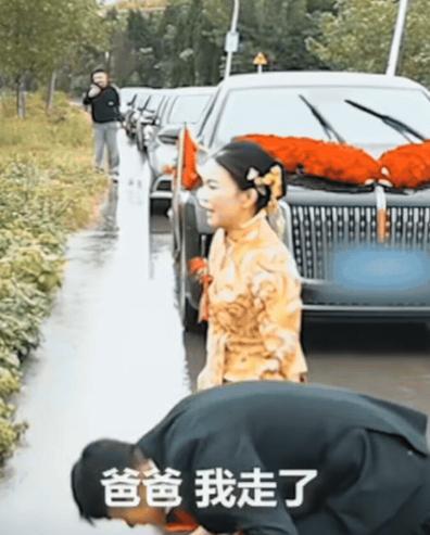泪目！江苏一新娘出嫁，途中突然让停车，下车后直接跪路边哭泣，新郎也跟着跪在地上！