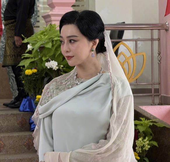 范大美女还是魅力十足！在国内已经不能出来接演艺活动了，但是到东南亚地区，还是可