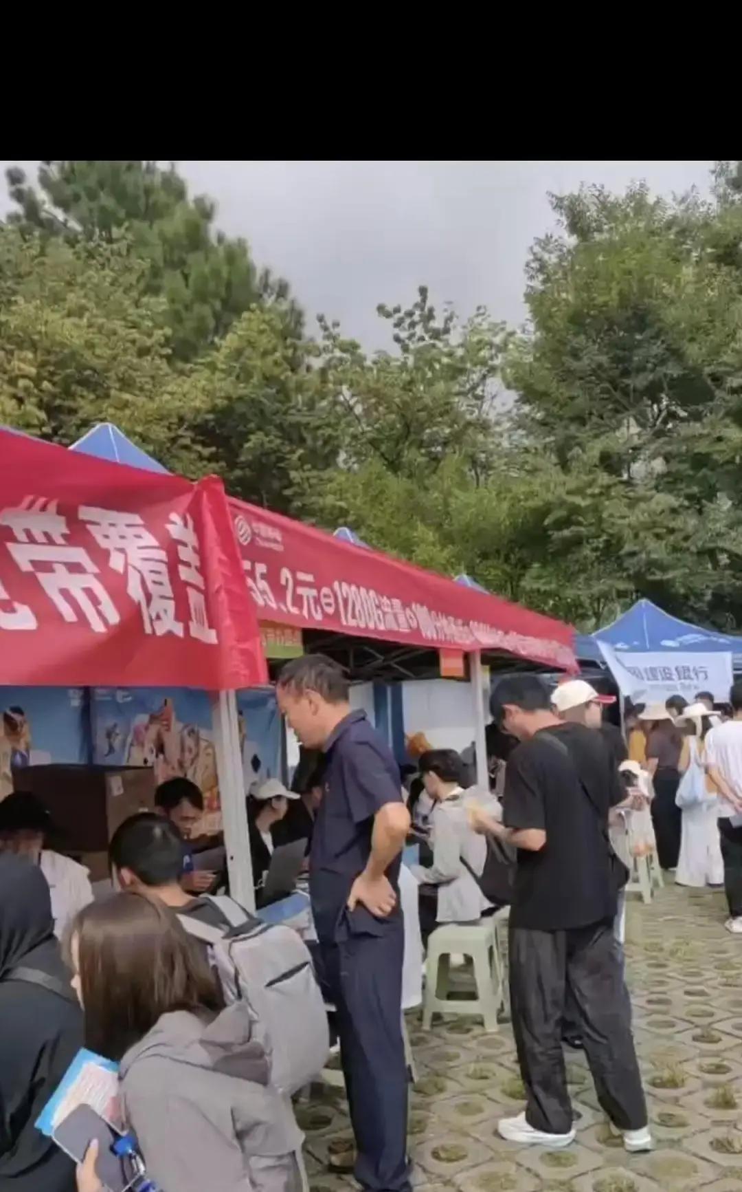 帮拿行李的学长，脸变得真快。今天送女儿去大学报到，学校建在山坡上。一进校门