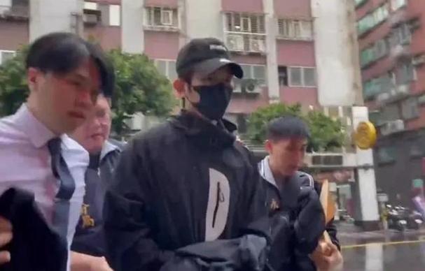 台北警方突袭信义区豪宅，将陈柏霖、修杰楷押上警车的画面引爆全网。这起始于
