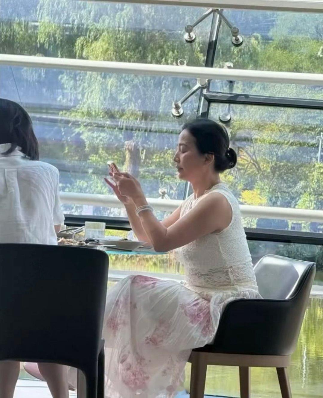 刘亦菲妈妈67岁的状态，图二左边是她年轻的时候​​​
