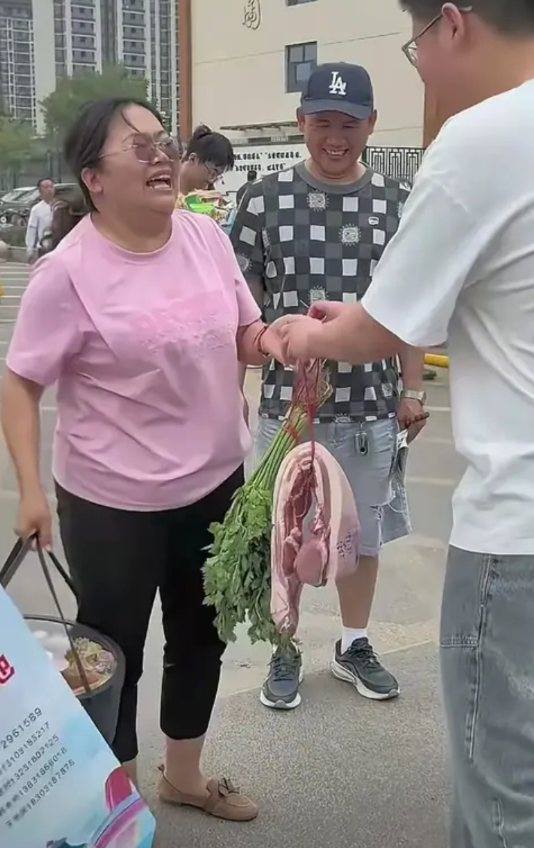 一中学生向老师送礼，没想到该老师不但收了，而且还感动的哭了。6月23日，在河北