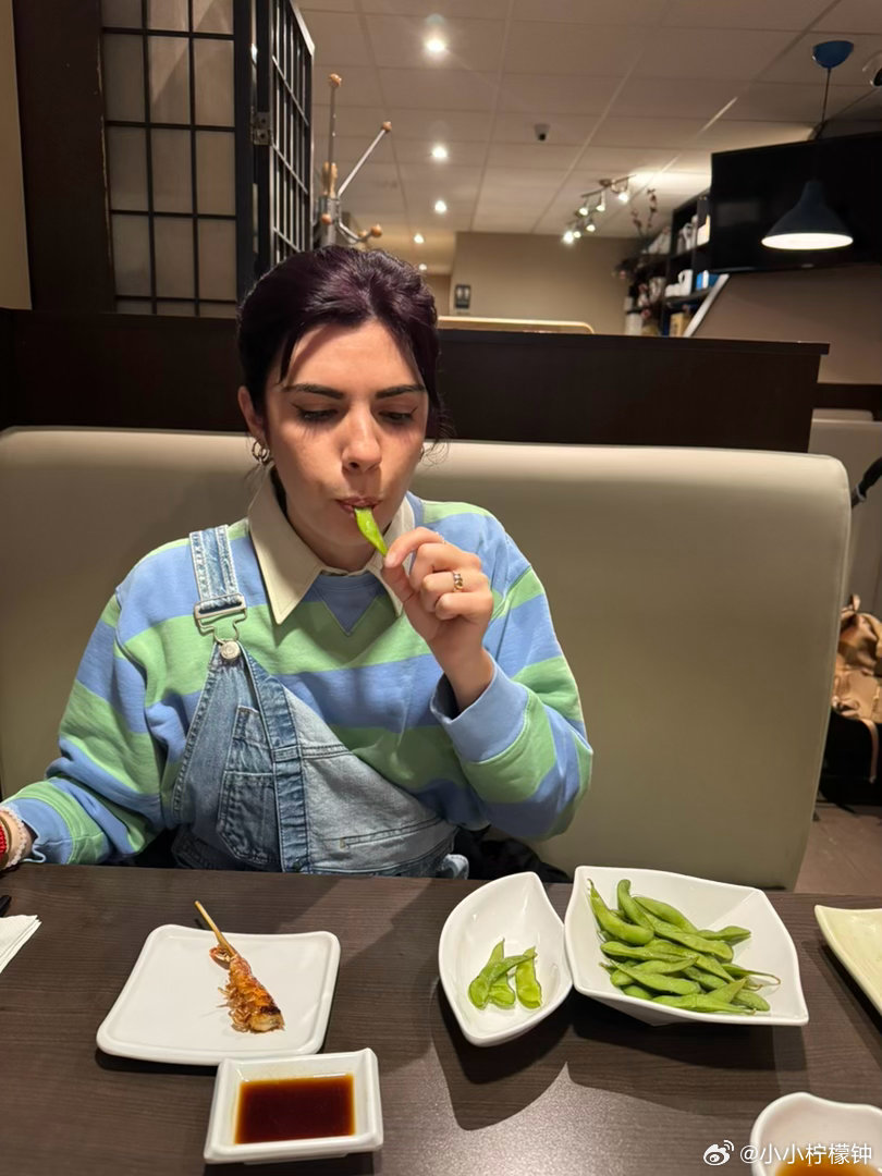 花80刀请宝子姐吃寿司，大姐上来就干两盘盐水毛豆，完了就告诉我她吃饱了。我说大姐