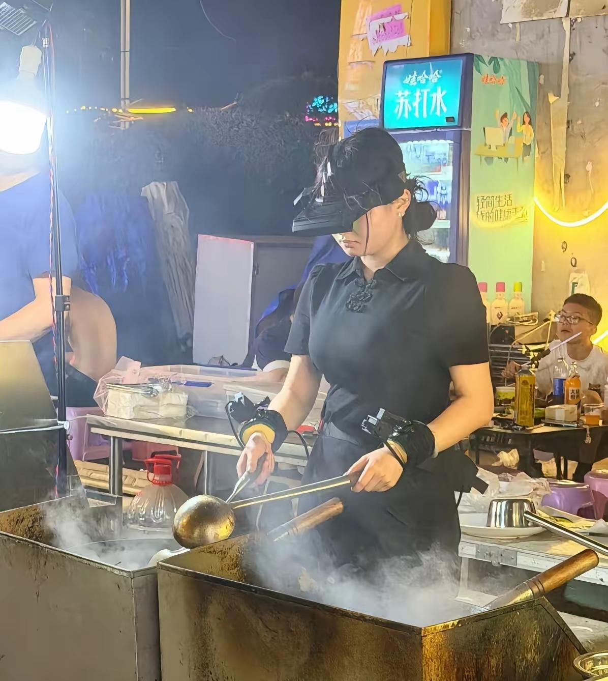 科技进步真快，头上戴的设备没看懂。