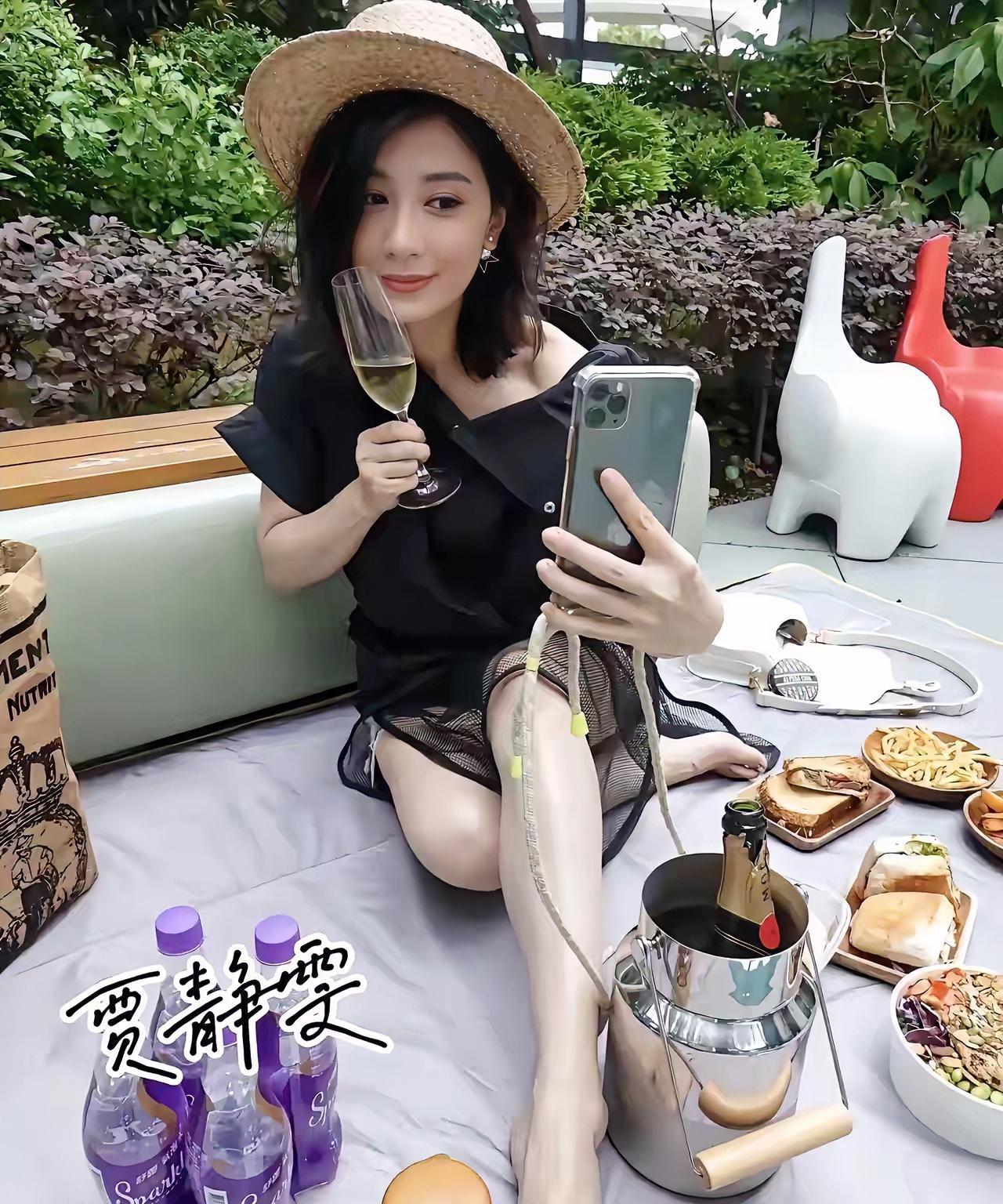 贾静雯，这脚丫马上就碰到美食了，脚趾头都到三明治了，是不是不一样的味道呢？