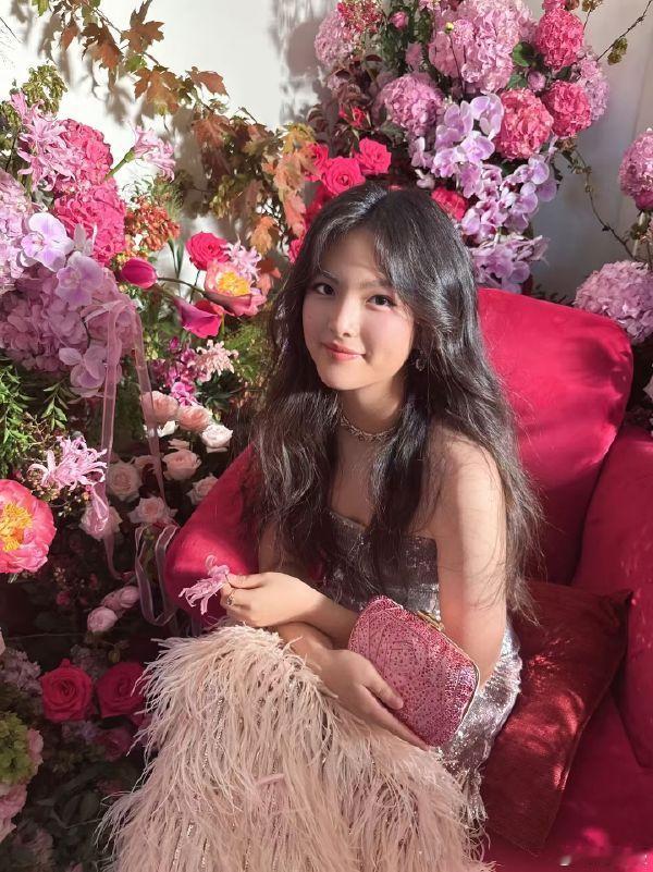 王诗龄的脚王诗龄的脚P错了芭莎给王诗龄P图闹笑话了，两只右脚齐飞，网友：这是P