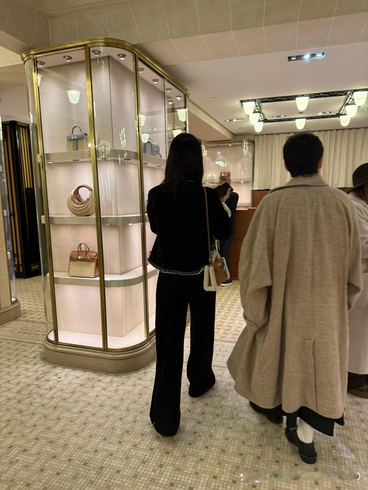 偶遇奚梦瑶在爱马仕总店扫货，打扮贵气名媛范十足，看中就拿手上