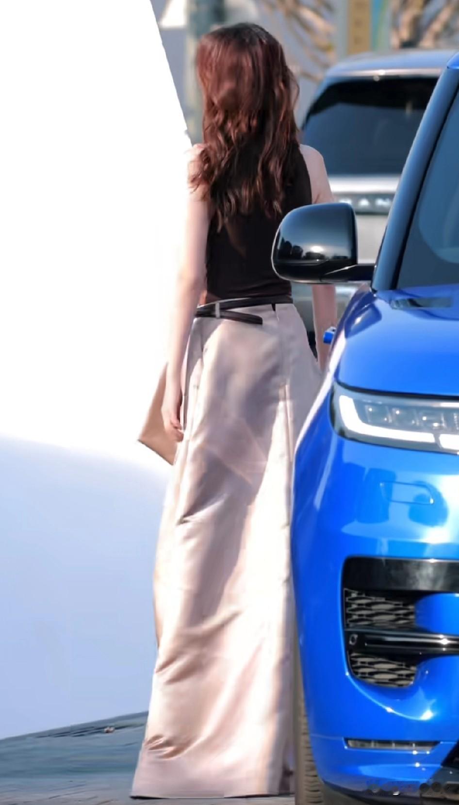 别转过来，后面比前面好看！这衣服丑爆了，衣服毁了所有，这穿得什么呀？不如一件白