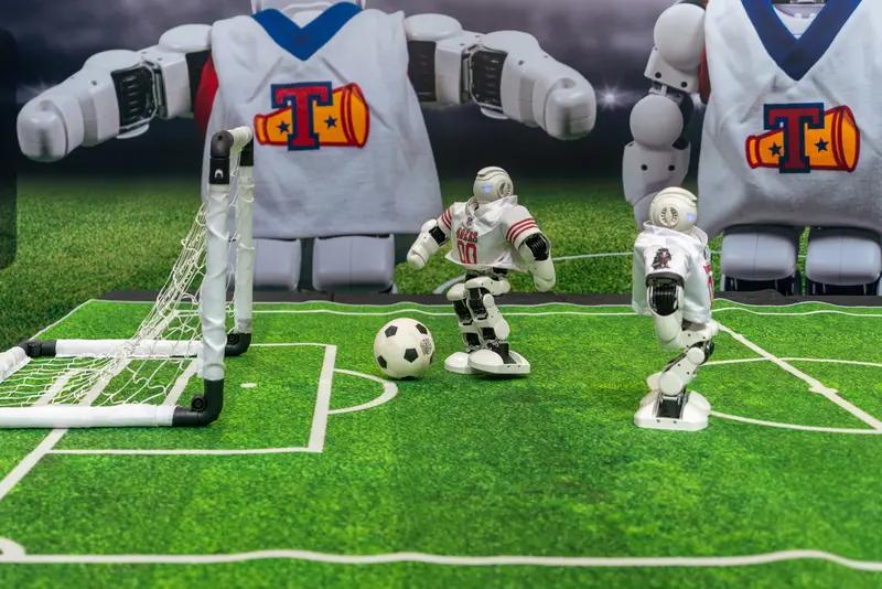 宇树G1机器人打网球，算法让AI学会运动逻辑