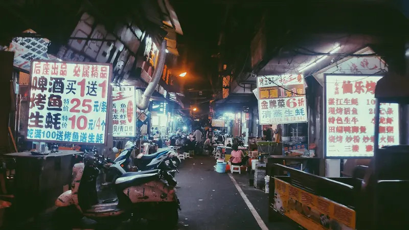 9块9十分钟按摩，5位大妈一拥而上！嘴里念叨湿气重，游客最后付250元，旅游直接遭罪出门旅游逛夜市，