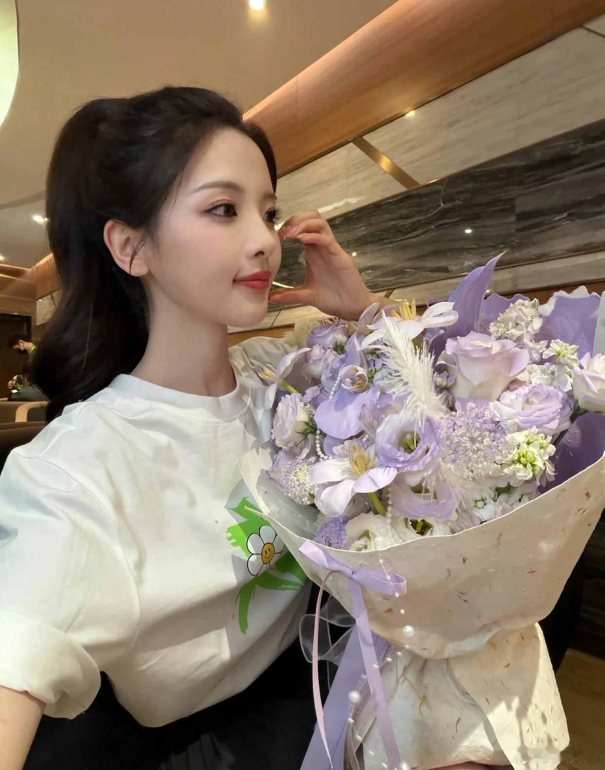 1.杨超越近段时间通稿明显增多，她已经度过事业低谷期了，背后资方是真的非常看好她