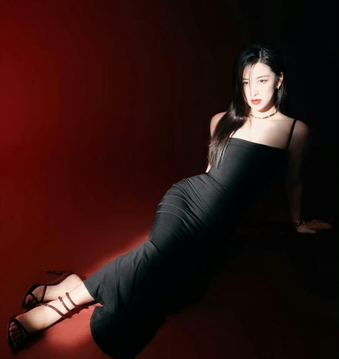 朱珠，朱珠！她往那儿一站，那股劲儿就上来了——不是那种硬凹的性