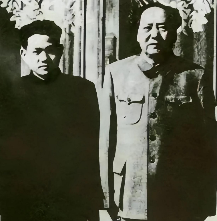 他离开毛主席时，主席一把把他揽入怀中，拍打他的后背，哭着说：“我死以后，你每年要