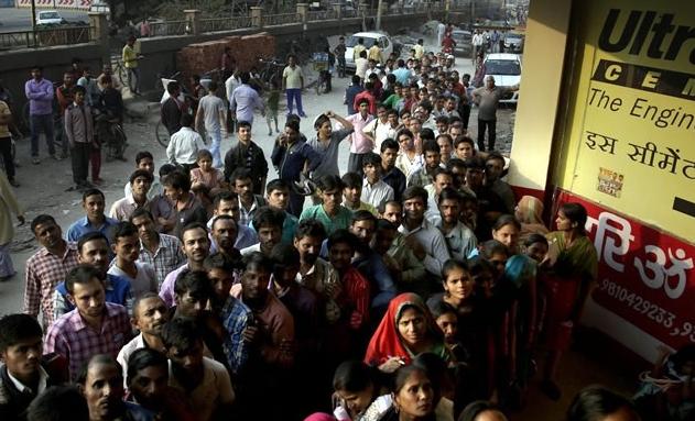 印度的种姓隔离远比你想象的凶残，博主去印度高种姓大户家做客，主人家在门口迎接，博