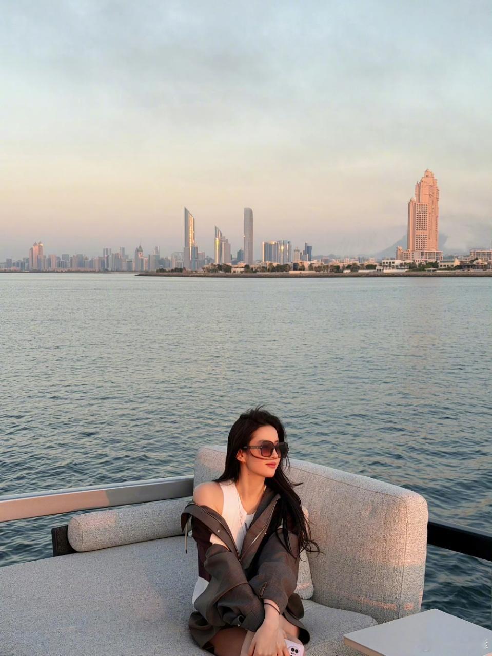 娱乐刘亦菲游轮日落照刘亦菲日落自拍刘亦菲就这样美我一跳一跳又一跳