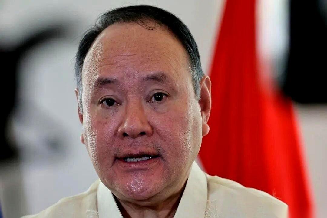 菲律宾防长特奥多罗，最近对着镜头，嗓门有点大。他先是清了清嗓子，一脸严肃地指过