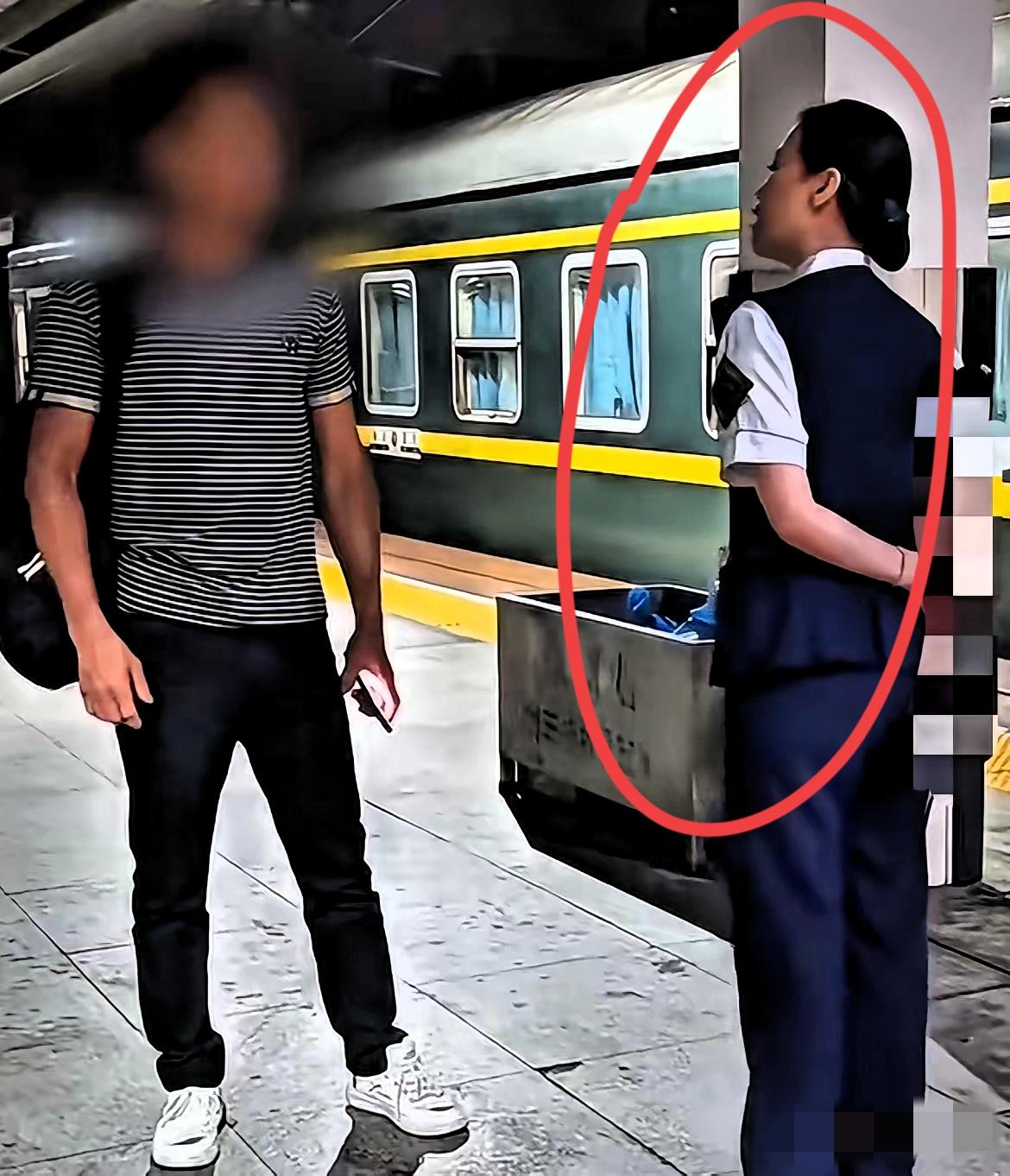 丢人现眼！湖南永州，女乘务员在列车上认“湖南老乡”，只因拍了男子肩膀一下，结果