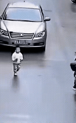 外卖骑手的这一撞，快递小哥的这一扑，救了小男孩一命，挽救了两个家庭。小男孩和家