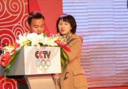 2007年，央视主持人张斌，正在直播奥运新闻发布会时，他的妻子突然冲上台，拿起话