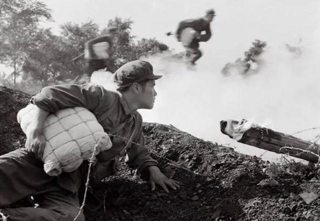 1941年2月，一名战士将炸药包放错了位置，引爆后鬼子炮楼完好无损，副团长拿出望