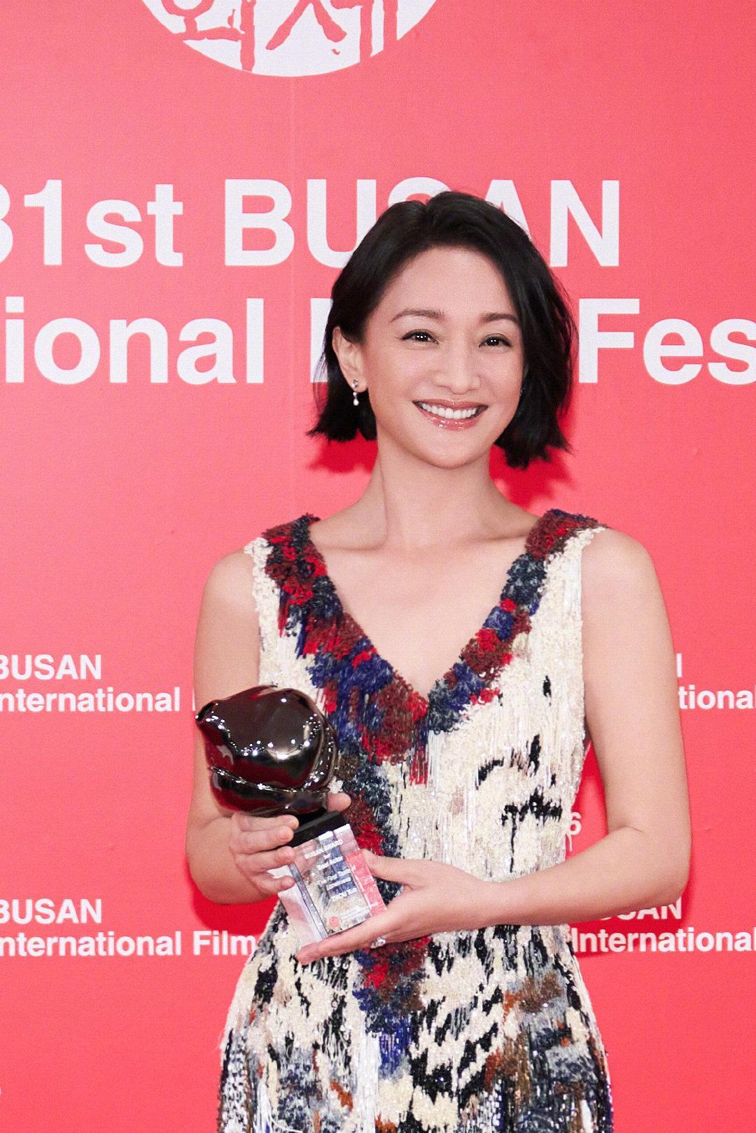 周迅穿Chanel高定，舒淇穿Armani高定。两个顶级咖位，穿的是真正的顶级高定，顶级高定和其他高