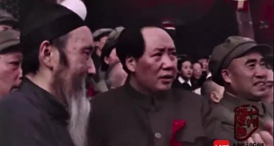 开国大典彩色影像，站在毛主席右侧的是张澜副主席（南充市西充县人），左侧的是朱德总