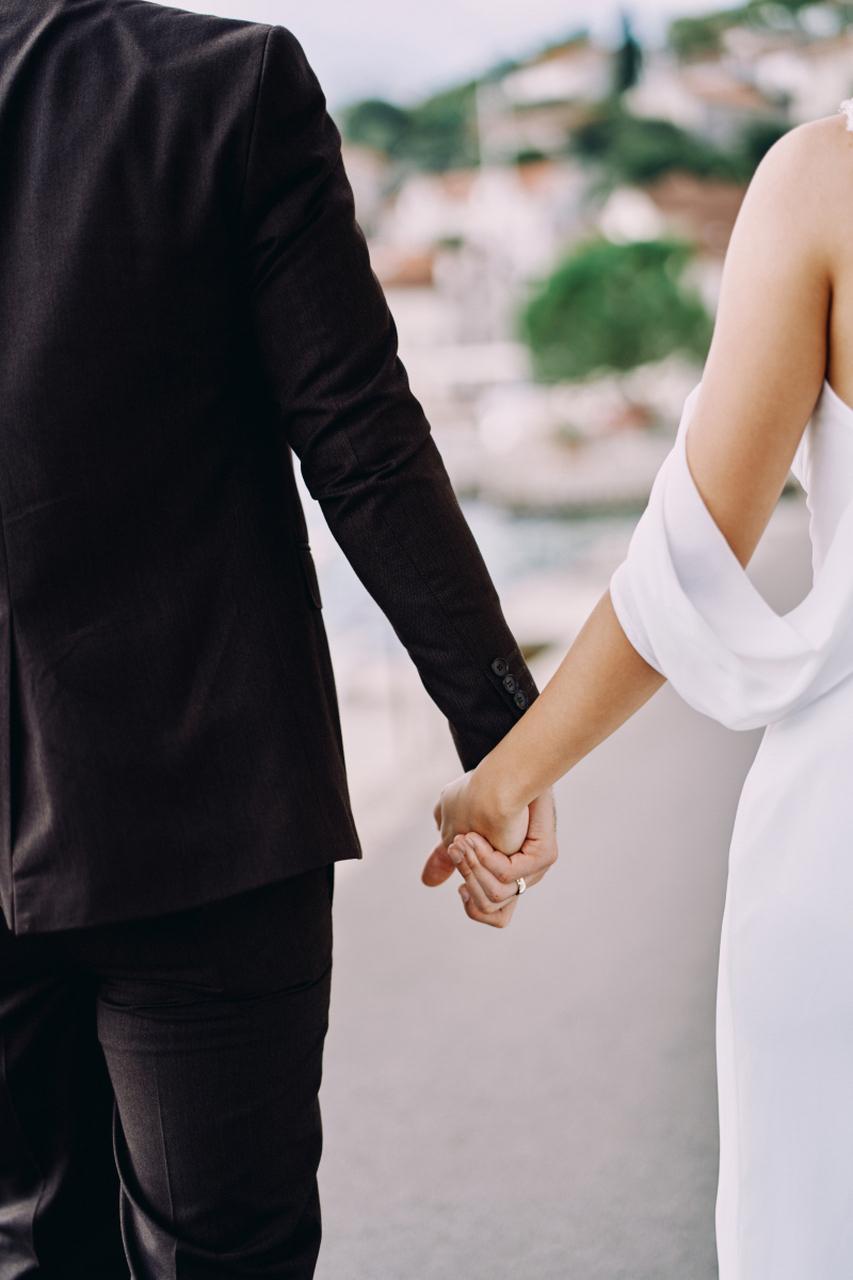 网上看到这个，一对男女相亲，男的对女的说：现在都在流行新型的婚姻，如果咱们成