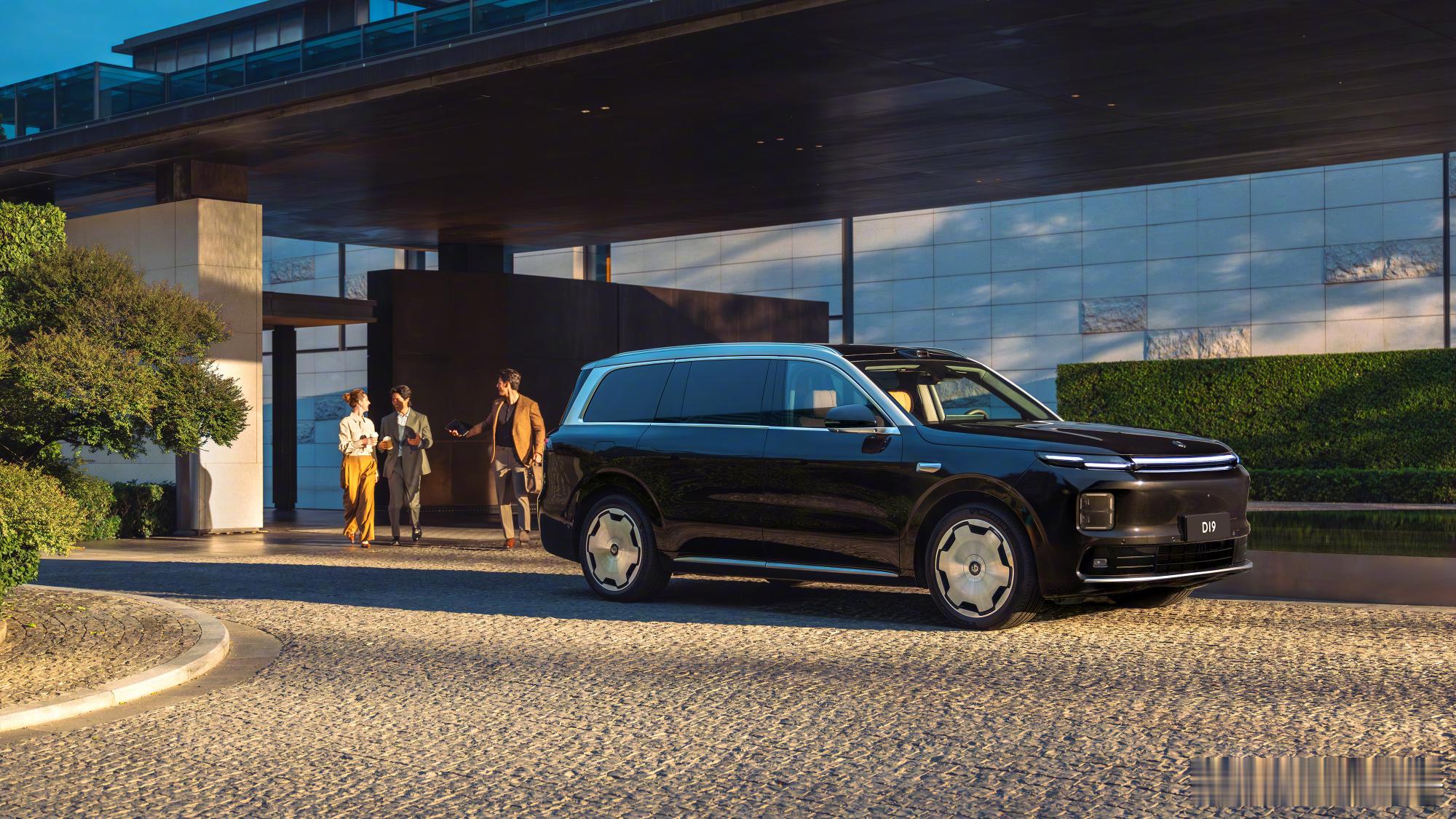 零跑9系豪华双旗舰同台首秀零跑十周年，D系列两款旗舰产品正式亮相，零跑D19