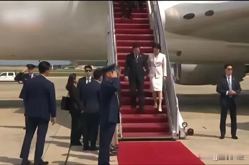 李在明访美，只有两个低级官员接机，全因李在明个人导致的。丢人丢大发了，一国总统