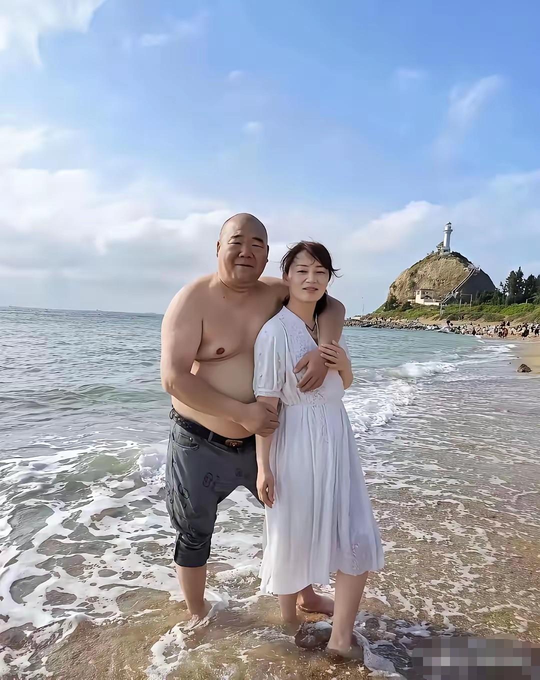 看图说话：根据照片中两人的年龄、肢体接触、表情、以及站立姿势。请你判断一下他们两