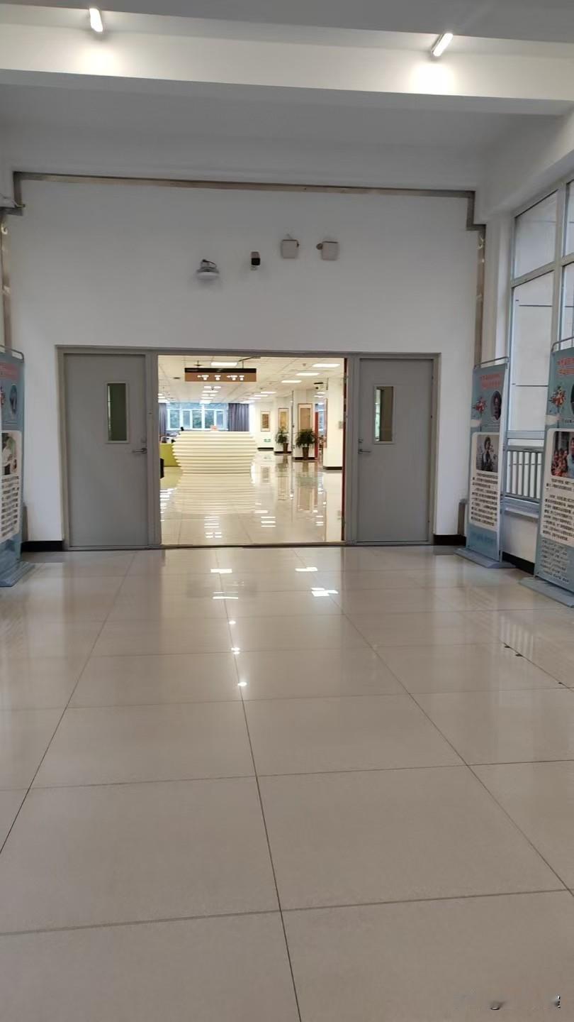 图书馆每晚十点闭馆。每天闺女几乎都是踩着闭馆铃声走回宿舍。自从9月