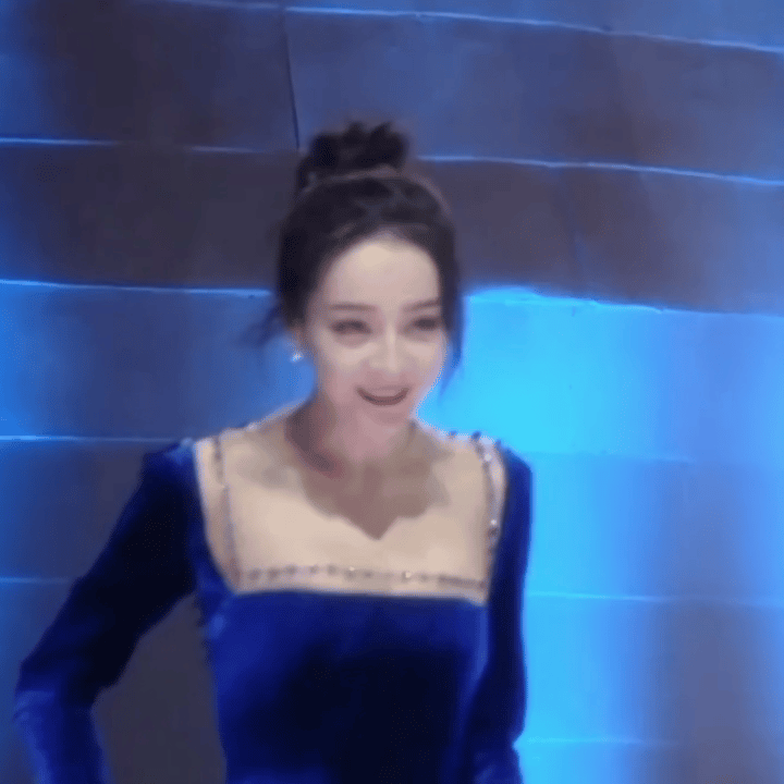 盘点迪丽热巴皱眉笑姐姐我的心都是你的[大笑][大笑][大笑][大笑]​​​